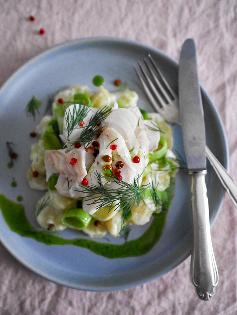 Nahaufnahme Teller mit gekochten Fisch