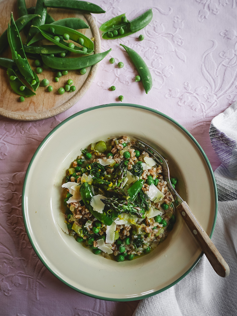 Teller mit Risotto und Erbsen