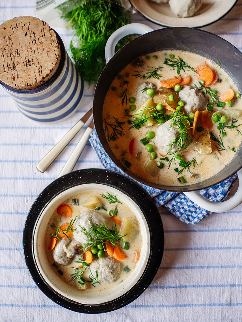 Topf und Teller mit Suppe von oben