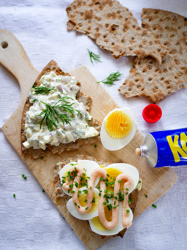 Knäckebrot mit Ei und Aufstrich