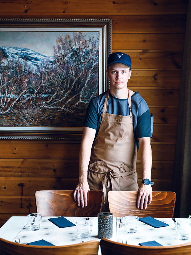 Koch stehend im Restaurant Pallas