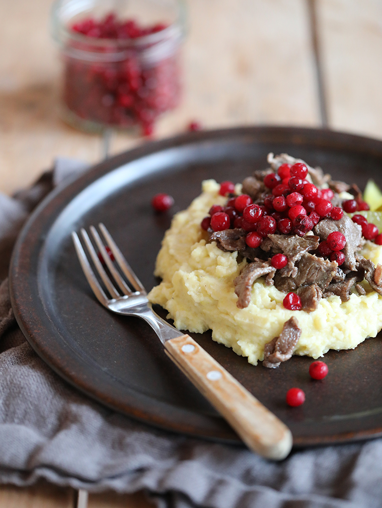 Geschnetzeltes auf Kartoffelpüree mit Preiselbeeren