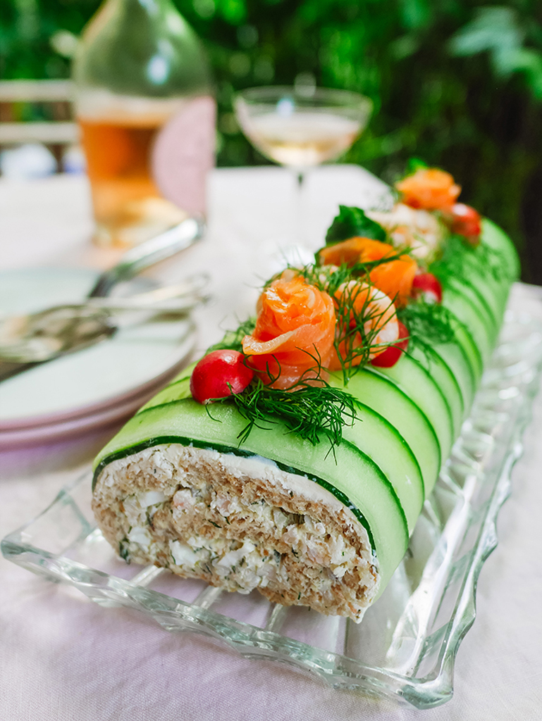 Herzhafte Torte mit Gurke und Lachs auf Tisch